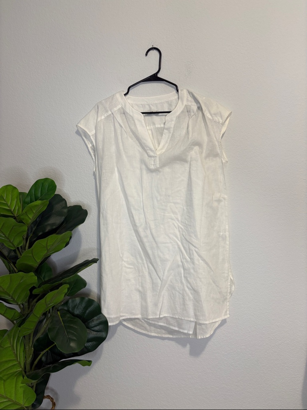 Vineyard Vines White Split V-Neck Cap Sleeve Tuni… - image 1